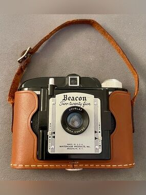 Beacon Two-Twenty Five Camera w/ Doublet 70mm Coated Lens Leather Case